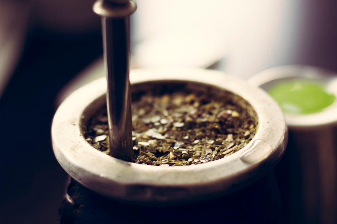 Tradisjonell mate-kalebass med bombilla og yerba mate-blader
