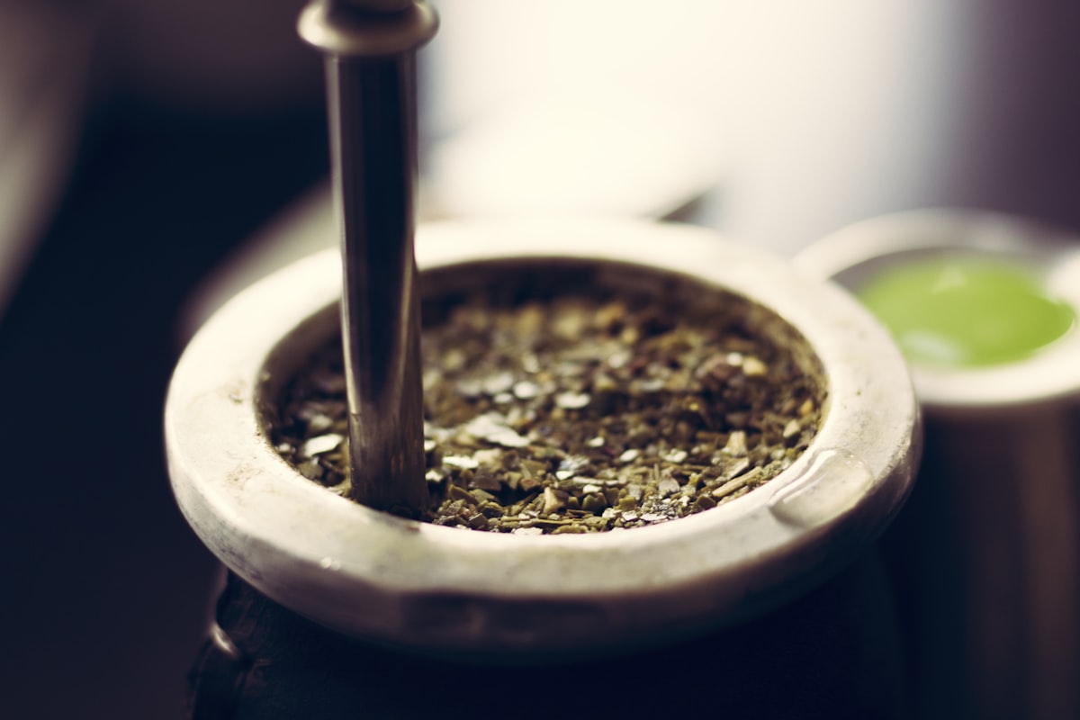 Tradisjonell mate-kalebass med bombilla og yerba mate-blader