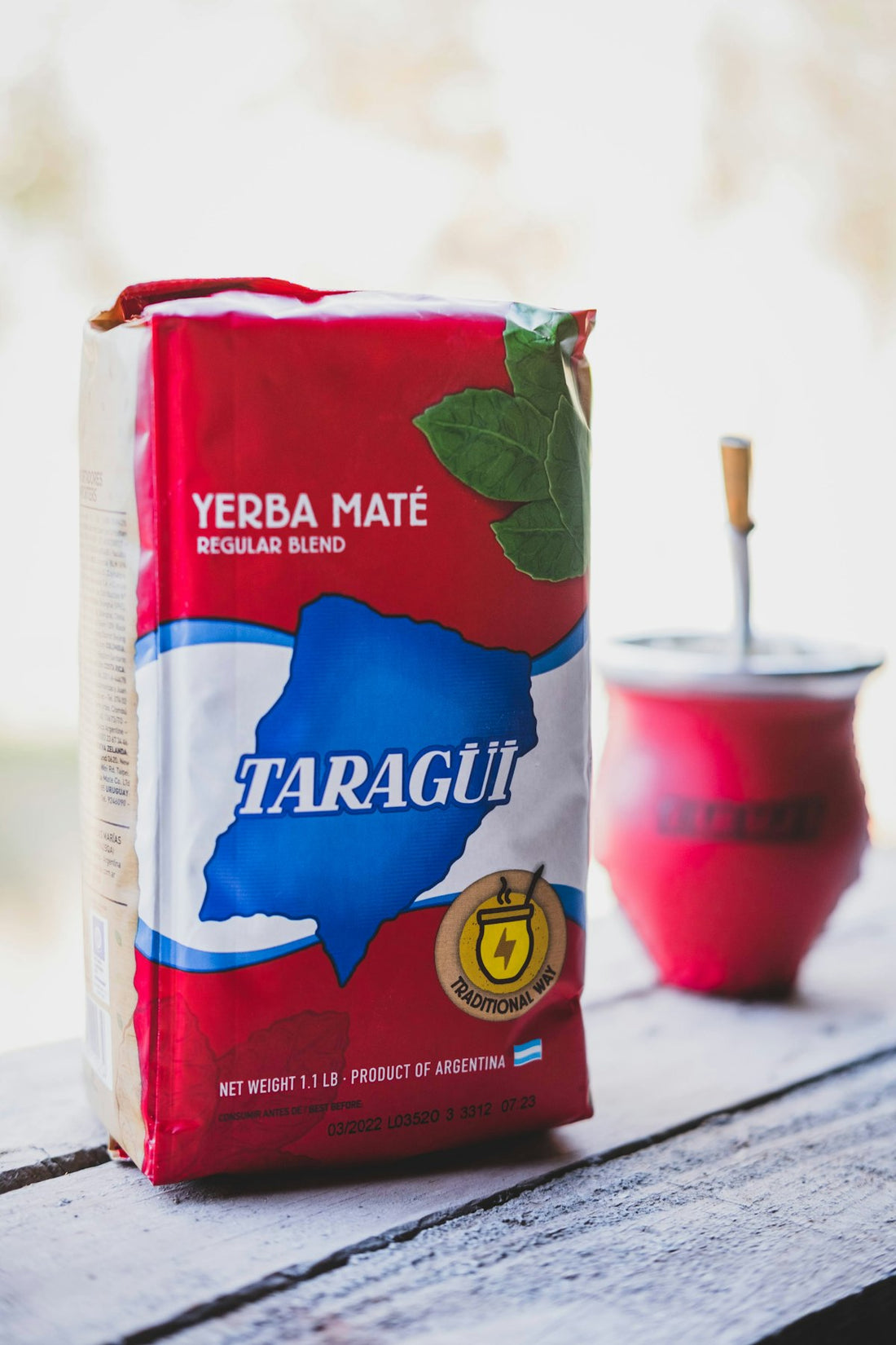 Pakke med yerba mate paa en trebenk — populaere merker