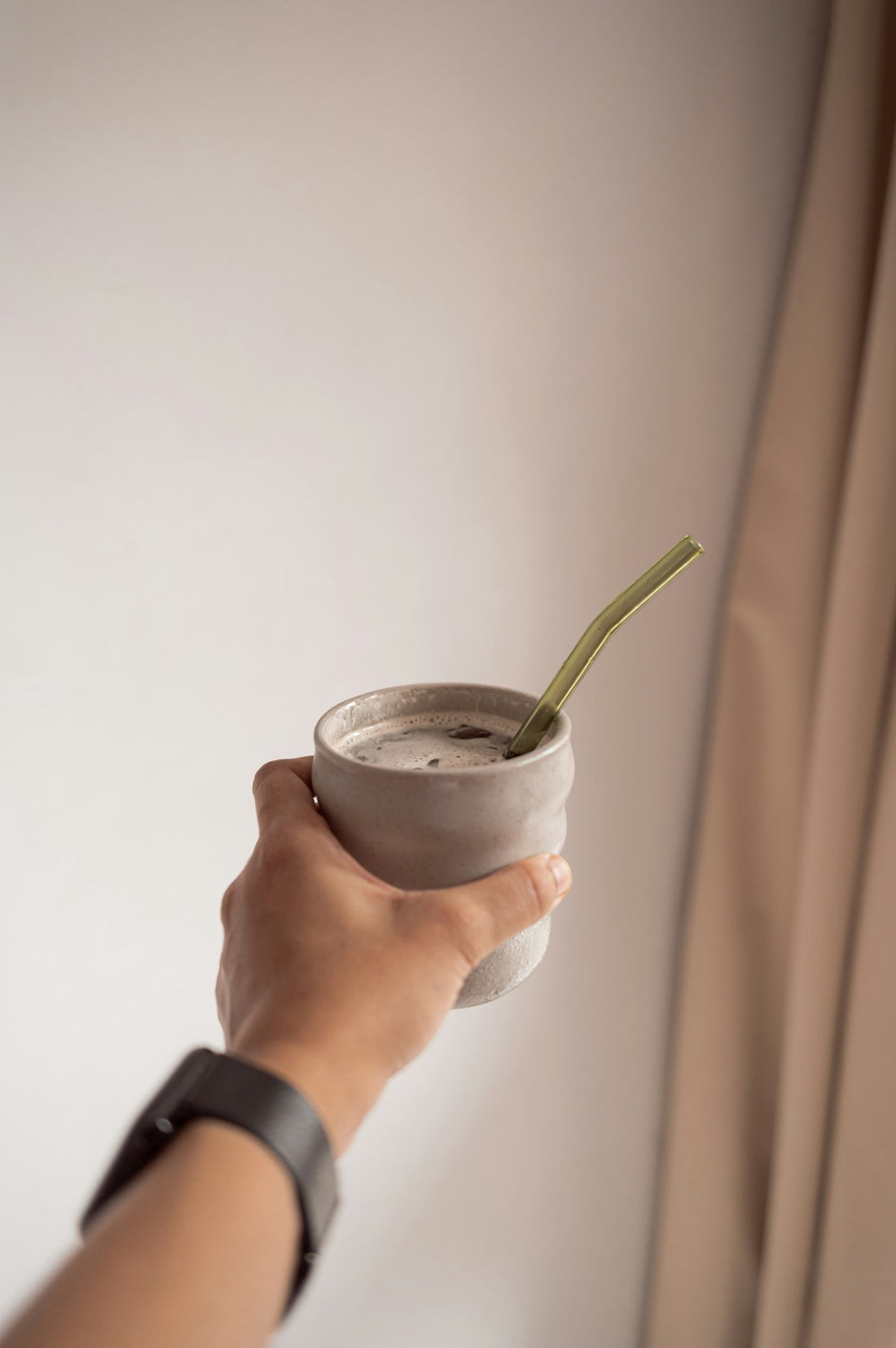 Hender som holder en mate-kopp med bombilla — tilberedning steg for steg